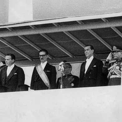 Jango, Jânio e JKBrasil, Brasília, DF. 31/01/1961. O presidente da República, Jânio da Silva Quadros (2º à esq.), é visto com a faixa presidencial vice-presidente João Goulart (à esquerda), após recebê-la do ex-presidente Juscelino Kubitschek (2º à dir.), durante cerimônia de posse em Brasília, Distrito Federal. Pasta: 5445 - Crédito:ARQUIVO/ESTADÃO CONTEÚDO/AE/Codigo imagem:54383Local: BRASÍLIAIndexador: ARQUIVOFonte: AGE-ESTADÃO CONTEÚDO<!-- NICAID(15305392) -->