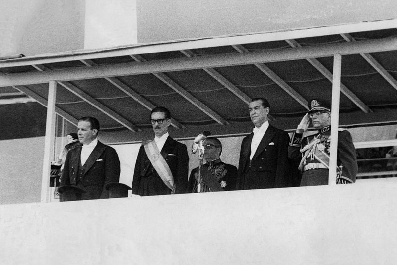 Jango, Jânio e JKBrasil, Brasília, DF. 31/01/1961. O presidente da República, Jânio da Silva Quadros (2º à esq.), é visto com a faixa presidencial vice-presidente João Goulart (à esquerda), após recebê-la do ex-presidente Juscelino Kubitschek (2º à dir.), durante cerimônia de posse em Brasília, Distrito Federal. Pasta: 5445 - Crédito:ARQUIVO/ESTADÃO CONTEÚDO/AE/Codigo imagem:54383Local: BRASÍLIAIndexador: ARQUIVOFonte: AGE-ESTADÃO CONTEÚDO<!-- NICAID(15305392) -->