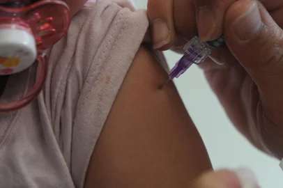 CAXIAS DO SUL, RS, BRASIL, 10/12/2022. Diante da baixa cobertura vacinal e do aumento de casos de meningite registrados na cidade, a Secretaria Municipal de Saúde (SMS) promove mais um mutirão de vacinação até às 14h deste sábado (10). A vacinação é voltada para crianças de três meses a cinco anos. Desde às 10h, o movimento é constante nas 24 Unidades Básicas de Saúde (UBSs) que abriram para aplicar as doses. (Bruno Todeschini/Agência RBS)Indexador: BTK<!-- NICAID(15292010) -->