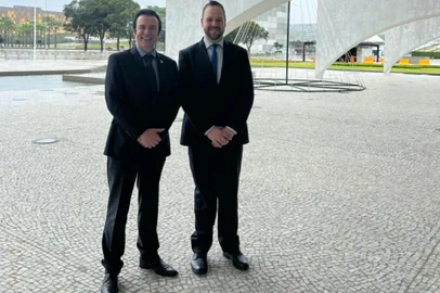 **FOTOGRAFIA A PEDIDO DE CIRO FABRES - IMAGEM DE ARQUIVO PESSOAL DO PREFEITO DE FARROUPILHA, FABIANO FELTRIN**Prefeito de Farroupilha, Fabiano Feltrin (PP, à esquerda), e vice-prefeito Jonas Tomazini (MDB, à direita), no Palácio do Planalto.<!-- NICAID(15305984) -->