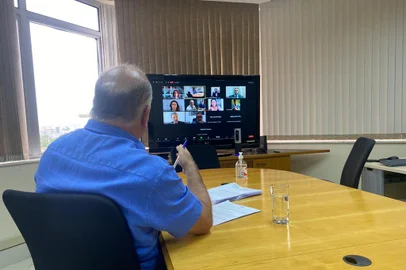 Audiência de mediação trabalhista no TRT 4. Merendeiras que atuam em escolas da rede estadual alegam que não receberam parte do salário de novembro, incluindo vale-transporte e vale-alimentação. caso envolve a empresa Benetton e a Secretaria Estadual da Educação (Seduc). <!-- NICAID(15306826) -->