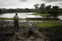 Gravataí, RS, Brasil, 28-12-2022: O servidor público aposentado Breno Duarte observa o rio Gravataí com nível abaixo do normal no Balneário Passo das Canoas. Seca do Rio Gravataí afeta Região Metropolitana de Porto Alegre. Foto: Mateus Bruxel / Agência RBSIndexador: Mateus Bruxel<!-- NICAID(15306737) -->