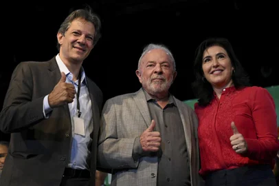 Brazils President-elect Luiz Inacio Lula da Silva (C), future Minister of Economy Fernando Haddad (L) and future Minister of Planning Simone Tebet (R) pose for a picture during a press conference at the transitional government building in Brasilia on December 29, 2022. - Luiz Inacio Lula da Silva appointed this Thursday the environmentalist Marina Silva as Minister of Environment, and the indigenous leader Sonia Guajajara at the head of the unprecedented portfolio of Original Peoples, completing his cabinet three days before beginning his third presidential term in Brazil. (Photo by EVARISTO SA / AFP)Editoria: POLLocal: BrasíliaIndexador: EVARISTO SASecao: governmentFonte: AFPFotógrafo: STF<!-- NICAID(15307649) -->