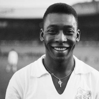 Brazilian striker Pelé, wearing his Santos jersey, smiles before playing a friendly soccer match with his club against the French club of Racing, on June 13, 1961 in Colombes, in the suburbs of Paris. - Pelé score one goal as Santos won 5-4. Widely considered to be the greatest player in soccer history, Pelé scored 1282 goals in his career and won three World Cup titles with Brazil (1958 in Sweden, 1962 in Chile, 1970 in Mexico). (Photo by AFP)Editoria: SPOLocal: ColombesIndexador: -Secao: sports eventFonte: AFPFotógrafo: STR<!-- NICAID(15305141) -->