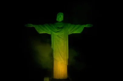 The Christ The Redeemer statue, on top of Corcovado mountain, is illuminated in green and yellow, the colours of the Brazilian national flag, in honour of Brazilian football legend Pele, in Rio de Janeiro, Brazil on December 29, 2022, just hours after his passing at a Sao Paulo hospital. - Brazilian football icon Pele, widely regarded as the greatest player of all time and a three-time World Cup winner who masterminded the beautiful game, died on Thursday at the age of 82. The Albert Einstein hospital treating Pele said in a statement his death after a long battle with cancer was caused by multiple organ failure. (Photo by Mauro PIMENTEL / AFP)Editoria: SPOLocal: Rio de JaneiroIndexador: MAURO PIMENTELSecao: soccerFonte: AFPFotógrafo: STF<!-- NICAID(15308046) -->