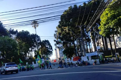**FOTOGRAFIA INDEXADA A PEDIDO DE CIRO FABRES**Apoiadores de Jair Bolsonaro seguem acampados em frente ao quartel de Caxias do Sul, na Serra.<!-- NICAID(15307107) -->
