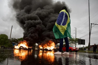 31/10/2022 - PORTO ALEGRE, RS - Apoiadores de Jair Bolsonaro, inconformados com o resultado das eleições, realizam diversas manifestações em varios pontos do país, bloqueando estradas e rodovias. Na imagem, a Av. Assis Brasil, na Capital, que também é alvo de protestos. FOTO: Jefferson Botega / Agência RBSIndexador: Jeff Botega<!-- NICAID(15251590) -->