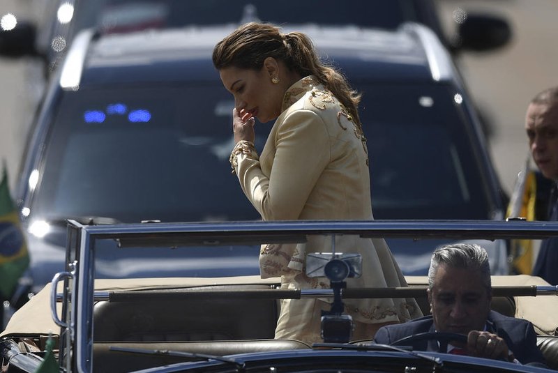 The wife of Brazils President-elect Luiz Inacio Lula da Silva, Rosangela da Silva, gestures on the Rolls-Royce that will take them to the National Congress for their inauguration ceremony, in Brasilia, on January 1, 2023. - Lula da Silva, a 77-year-old leftist who already served as president of Brazil from 2003 to 2010, takes office for the third time with a grand inauguration in Brasilia. (Photo by CARL DE SOUZA / AFP)Editoria: POLLocal: BrasíliaIndexador: CARL DE SOUZASecao: governmentFonte: AFPFotógrafo: STF<!-- NICAID(15309354) -->