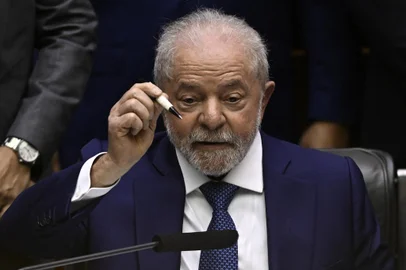 Brazils new president Luiz Inacio Lula da Silva shows a pen given to him as a gift in 1989 as he signs the inauguration document during his inauguration ceremony at the National Congress in Brasilia, on January 1, 2023. - Lula da Silva, a 77-year-old leftist who already served as president of Brazil from 2003 to 2010, takes office for the third time with a grand inauguration in Brasilia. (Photo by MAURO PIMENTEL / AFP)Editoria: POLLocal: BrasíliaIndexador: MAURO PIMENTELSecao: governmentFonte: AFPFotógrafo: STF<!-- NICAID(15309440) -->