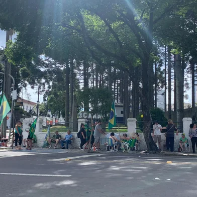 CAXIAS DO SUL, RS, BRASIL, 01/01/2023. Manifestantes começam abandonar acampamento em frente ao quartel em Caxias Do Sul (Neimar De Cesero/Agência RBS)<!-- NICAID(15309325) -->