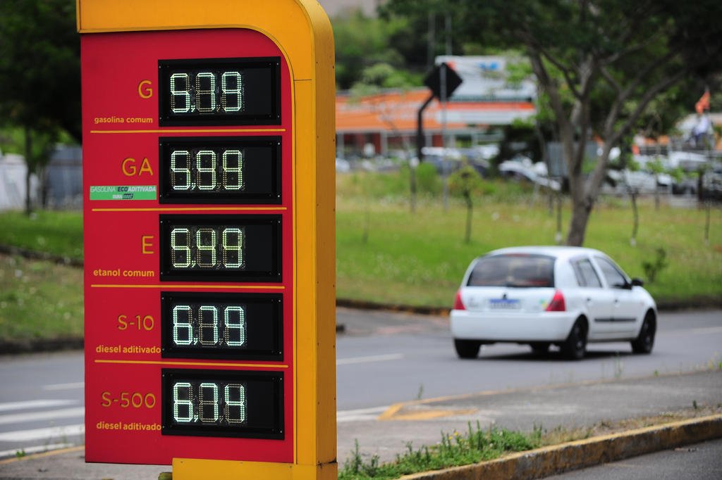 Preço médio da gasolina no RS sobre na primeira semana de 2023 e passa ...