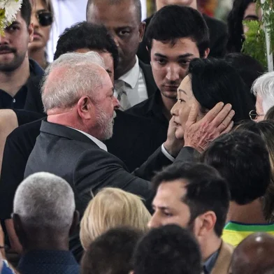 Brazils President Luiz Inacio Lula da Silva (L) greets the wife of Brazilian football legend Pele, Marcia Aoki (R), during his wake at the Urbano Caldeira stadium in Santos, Sao Paulo state, Brazil on January 3, 2023. - Brazilian President Luiz Inacio Lula da Silva paid his last respects Tuesday to football legend Pele, attending his wake in the southeastern city of Santos, where the icon first dazzled the world with his talent. (Photo by NELSON ALMEIDA / AFP)Editoria: SOILocal: SantosIndexador: NELSON ALMEIDASecao: soccerFonte: AFPFotógrafo: STF<!-- NICAID(15310831) -->