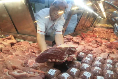 Porto Alegre, RS, Brasil, 04/01/2023 - Inflação das carnes no Mercado Público de Porto Alegre. Na foto, o gerente e açougueiro Marlon Streck. - Foto: Ronaldo Bernardi/Agência RBS<!-- NICAID(15312089) -->