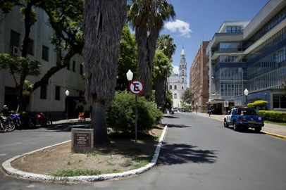 Porto Alegre, RS, Brasil, 05/01/2023 - Há um ano, prefeitura asfaltou a rua Padre Tomé, e o Iphan determinou em fevereiro passado que isso fere a preservação do Centro Histórico, e que o asfalto deveria ser retirado, mas até hoje, não foi. Parte da rua tem asfalto e parte ainda exibe os paralelepípedos - Foto: Jefferson Botega/Agência RBSIndexador: Jeff Botega<!-- NICAID(15313205) -->