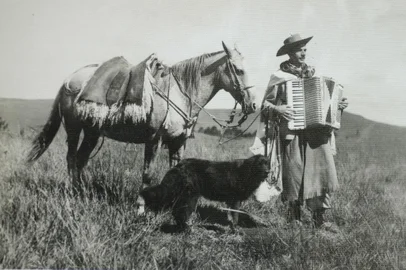 *** Irmãos Bertussi-RRigon ***Irmãos Bertussi. Dupla tradicionalista gaúcha, formada pelos irmãos Adelar Bertussi e Honeyde Bertussi. Na foto, Honeyde com  sua primeira gaita.Foto sem crédito. Acervo de Paulo Bertussi. Fonte: Reprodução Fotógrafo: Acervo Pessoal<!-- NICAID(1049807) -->
