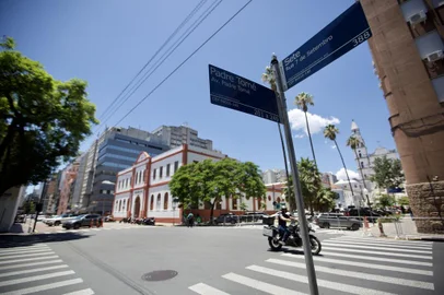 Porto Alegre, RS, Brasil, 05/01/2023 - Há um ano, prefeitura asfaltou a rua Padre Tomé, e o Iphan determinou em fevereiro ado que isso fere a preservação do Centro Histórico, e que o asfalto deveria ser retirado, mas até hoje, não foi. Parte da rua tem asfalto e parte ainda exibe os paralelepípedos - Foto: Jefferson Botega/Agência RBSIndexador: Jeff Botega<!-- NICAID(15313201) -->