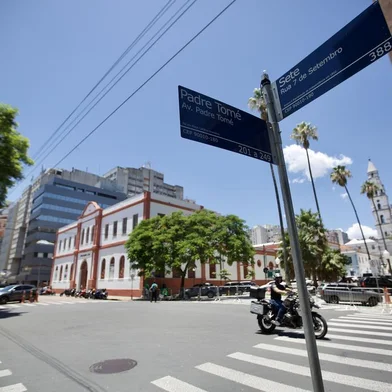 Porto Alegre, RS, Brasil, 05/01/2023 - Há um ano, prefeitura asfaltou a rua Padre Tomé, e o Iphan determinou em fevereiro passado que isso fere a preservação do Centro Histórico, e que o asfalto deveria ser retirado, mas até hoje, não foi. Parte da rua tem asfalto e parte ainda exibe os paralelepípedos - Foto: Jefferson Botega/Agência RBSIndexador: Jeff Botega<!-- NICAID(15313201) -->