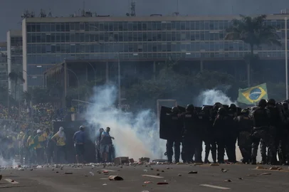 Bolsonaristas invadem Congresso, Planalto e STFDF - LULA/VITÓRIA/ATOS ANTIDEMOCRÁTICOS/INVASÃO - GERAL - Policiais do Choque usam bombas de efeito moral para dispersar apoiadores do ex-presidente Jair Bolsonaro da Praça     dos Três Poderes, em Brasília, neste domingo (8), após a invasão e depredação provocada nos prédios do Palácio do     Planalto, do Congresso Nacional, e do Supremo Tribunal Federal (STF).      08/01/2023 - Foto: WILTON JUNIOR/ESTADÃO CONTEÚDOEditoria: GERALLocal: BRASÍLIAIndexador: WILTON JUNIORFotógrafo: ESTADÃO CONTEÚDO<!-- NICAID(15315401) -->