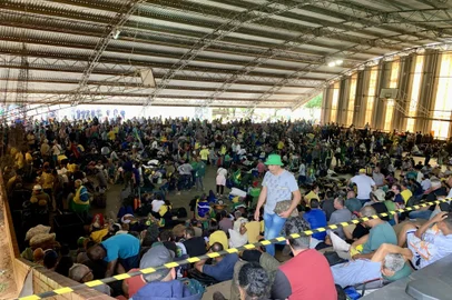 Bolsonaristas que participaram dos atos anti-democráticos de domingo são presos e encaminhados a ginásio no Distrito Federal. <!-- NICAID(15316740) -->