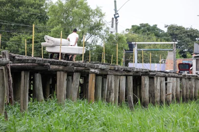 *Obras da nova ponte sobre o Arroio MauÃ¡ comeÃ§am nesta segunda-feira*A nova ponte sobre o Arroio MauÃ¡, que liga as ilhas da Pintada e MauÃ¡, comeÃ§a a ser construÃ­da nesta segunda-feira, 16. Nesta sexta-feira, 13, o secretÃ¡rio municipal de Obras e Infraestrutura, AndrÃ© Flores, esteve no salÃ£o paroquial da Ilha da Pintada para conversar com moradores, conselheiros e delegados do OrÃ§amento Participativo (OP). A obra Ã© uma antiga demanda da comunidade. A ponte serÃ¡ em concreto armado com 52 metros de extensÃ£o e 9,6 metros de largura. A fiscalizaÃ§Ã£o Ã© de responsabilidade da Secretaria Municipal de Obras e Infraestrutura.<!-- NICAID(15322658) -->
