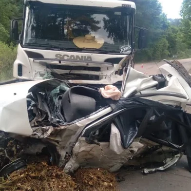 Um acidente de trânsito, no km 135 da RS-129, causou a morte de duas mulheres, na tarde desta segunda-feira (16), em Guaporé.<!-- NICAID(15322767) -->