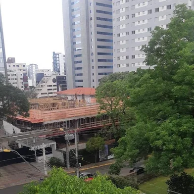 Casa Rosa quase escondida de vez. É um casarão histórico de Caxias. Patrimônio histórico.<!-- NICAID(15322837) -->