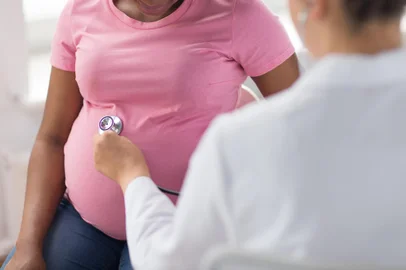 gynecologist doctor and pregnant woman at hospitalpregnancy, medicine, healthcare and people concept - close up of gynecologist doctor with stethoscope listening to pregnant african american woman baby heartbeat at hospitalIndexador: lev dolgachovFonte: 281449606<!-- NICAID(15326373) -->