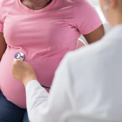 gynecologist doctor and pregnant woman at hospitalpregnancy, medicine, healthcare and people concept - close up of gynecologist doctor with stethoscope listening to pregnant african american woman baby heartbeat at hospitalIndexador: lev dolgachovFonte: 281449606<!-- NICAID(15326373) -->