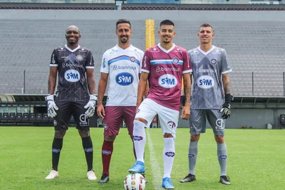 Caxias apresenta os novos uniformes para a temporada 2023.A agência Bumbo Criativo, responsável pelo desenvolvimento dos novos uniformes, seguiu alguns pilares para a criação dos novos modelos: tradição _ usando como referência todas as camisas oficiais criadas até hoje _ e design moderno, trazendo um layout atual que seja a altura da imensidão do Caxias, o Clube do povo. A camisa 1 é a tradicional grená com faixa horizontal no peito nas cores azul e branco. A camisa 2 é branca com a faixa grená e azul no peito. Já a camisa de goleiro tem versões em preto e cinza, também com grafismos representando a ascensão.<!-- NICAID(15326359) -->