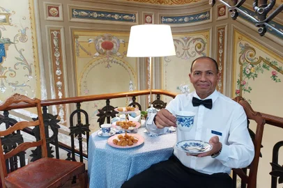 Emilio Soares Figueiró, garçom.<!-- NICAID(15325942) -->