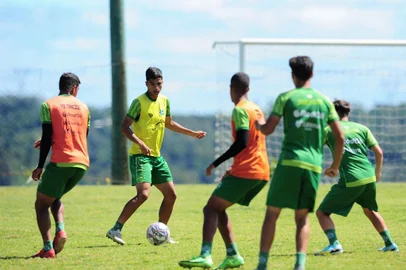 CAXIAS DO SUL, RS, BRASIL, 22/12/2022. Treino da equipe sub-20 do Juventude, que vai disputar a Copa SP, no Centro de Treinamentos.Na foto, Guilherme Teixeira. (Bruno Todeschini/Agência RBS)Indexador: BTK<!-- NICAID(15302586) -->