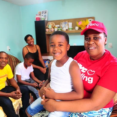 BENTO GONÇALVES, RS, BRASIL, 18/01/2023. Magdala Dannia, 44 anos, haitiana que veio para o Brasil em 2018 e que está morando em Bento Gonçalves. Por meio de uma vaquinha eletrônica e outras correntes solidárias, conseguiu trazer o marido de dois filhos. Ela já morava com o Kachemi, quatro anos, que não conhecia o restante da família. Magdala ainda contou com a ajuda da amiga e dinda de seu filho, Thaís de Matos Magagnin, estudante de Psicologia. (Porthus Junior/Agência RBS)<!-- NICAID(15326664) -->