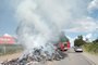 Lixo em chamas foi despejado na Rota do Sol na tarde desta quarta-feira (25). Caminhão da Codeca levava carga para Aterro Sanitário quando chamas começaram. <!-- NICAID(15331202) -->