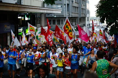 PORTO ALEGRE, RS - Concentração para marcha do Fórum Social Mundial em frente ao Paço Municipal.FOTO: Jonathan Heckler/Agência RBS<!-- NICAID(15331284) -->