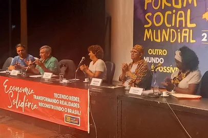 Um dos políticos petistas e amigo mais próximo do presidente Luiz Inácio Lula da Silva, Gilberto Carvalho, atual secretário de Economia Solidária do Ministério do Trabalho, afirmou nesta quarta-feira (25), em Porto Alegre, que o governo federal não deseja conflito, mas irá chamar as empresas de serviços por aplicativo para discutir direitos aos trabalhadores.<!-- NICAID(15331447) -->