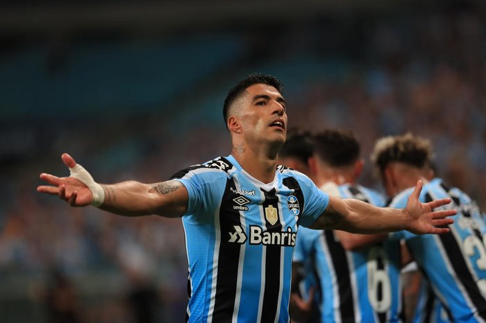 Torcida em Bento Gonçalves vai a loucura ao ver Suárez com a camisa do Grêmio