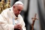 O Papa Francisco celebra a missa do dia de Ano Novo na Basílica de São Pedro no Vaticano em 1º de janeiro de 2022. (Foto: Tiziana FABI / AFP)<!-- NICAID(14982228) -->