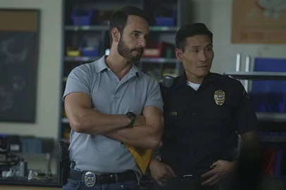 Rodrigo Santoro e Lanny Joon em Wolf Pack (2023). Foto por Curtis Bonds Baker/Paramount+<!-- NICAID(15331763) -->