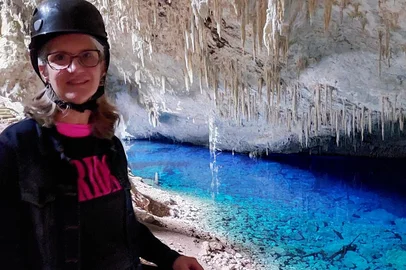 Denise Grandi Dall Agnol Boni na gruta Lago Azul, em Bonito (MS)<!-- NICAID(15331789) -->