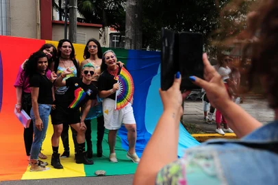 CAXIAS DO SUL, RS, BRASIL, 29/01/2023. Caxias do Sul realiza a 1ª Marcha do Orgulho Trans. Concentração foi na Rua Os Dezoito do Forte, no centro, e o público seguiu em caminhada até o bairro São Pelegrino. (Bruno Todeschini/Agência RBS)Indexador: BTK<!-- NICAID(15334427) -->