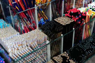 CAXIAS DO SUL, RS, BRASIL, 16/01/2023. Procon identifica variação de 4000% nos preços de material escolar. Caxienses já estão comprando produtos para as crianças. (Bruno Todeschini/Agência RBS)Indexador: BTK<!-- NICAID(15322693) -->
