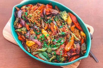 espetinho de camarão, yakisoba de legumes, frango ao curry, bifum suíno, carne com brócolis, destemperados<!-- NICAID(14925356) -->