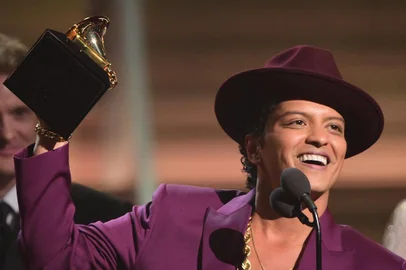 6042247301Singer Bruno Mars holds up the award for the Record of the Year, Uptown Funk onstage during the 58th Annual Grammy music Awards in Los Angeles February 15, 2016.  AFP PHOTO/  ROBYN BECK / AFP / ROBYN BECKEditoria: ACELocal: Los AngelesIndexador: ROBYN BECKSecao: musicFonte: AFPFotógrafo: STR<!-- NICAID(12016195) -->