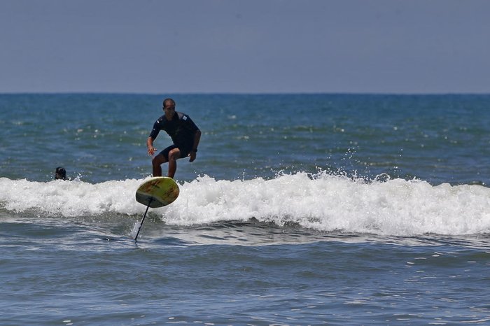 E o fato deixa as pessoas, que estão na praia, curiosas e intrigadas