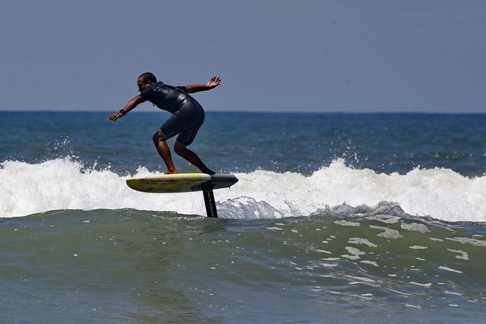 Da areia da praia, a imagem chama a atenção