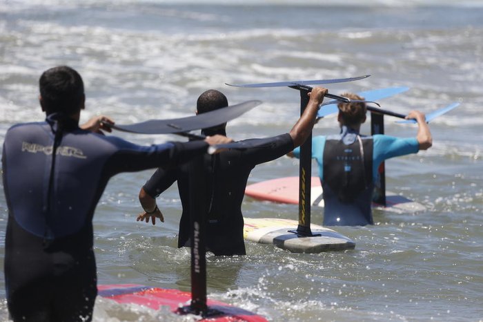 Equipamento com um mastro e uma asa na ponta é boa opção para os dias em que não há ondas grandes no mar