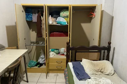 Quarto onde vivia idosa desaprecida há 44 anos e onde foi encontrada em Garibaldi, no subsolo do Hotel Pieta. na foto quarto que não tinha iluminação no dia 31 de janeiro<!-- NICAID(15341833) -->
