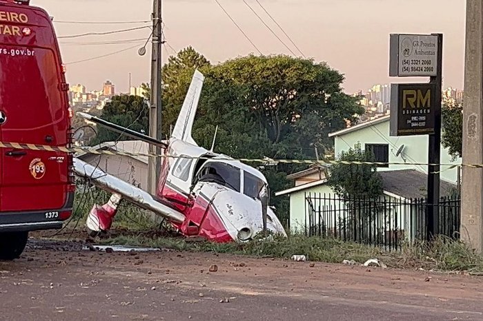 Avião pequeno cai próximo ao aeroporto de Erechim (RS) #shorts 