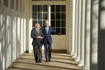 U.S. President Joe Biden and Brazilian President Luiz Inacio Lula da Silva meet in WashingtonUS President Joe Biden and Brazilian President Luiz Inacio Lula da Silva walk together along the Rose Garden colonnade at the White House in Washington, DC, on February 10, 2023. (Photo by JONATHAN ERNST / POOL / AFP)Editoria: POLLocal: WashingtonIndexador: JONATHAN ERNSTSecao: politics (general)Fonte: POOLFotógrafo: STR<!-- NICAID(15346537) -->