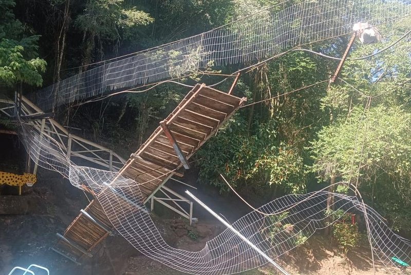 Queda de ponte deixa feridos em Sapiranga<!-- NICAID(15347206) -->